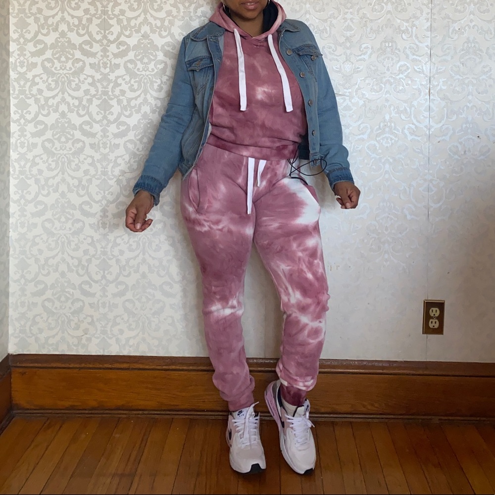 SUPER! CUTE 😍Joggers Sweat Suit